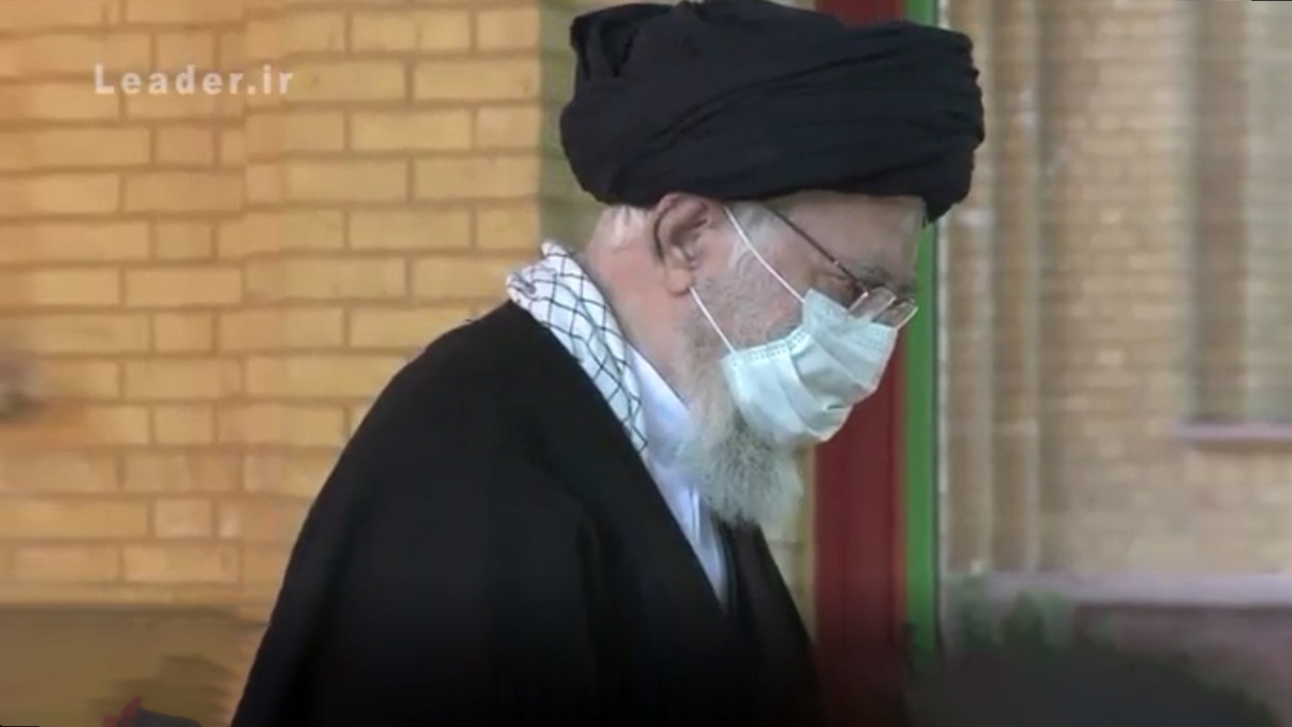 قطعه تصویری | فیلم حضور رهبر معظم انقلاب در مرقد امام راحل و گلزار شهدا