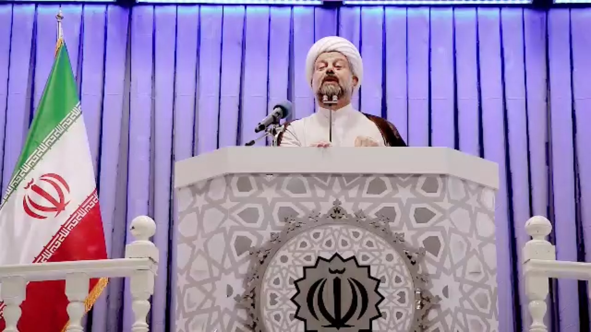 قطعه تصویری | توزیع ظروف غذای تبرکی