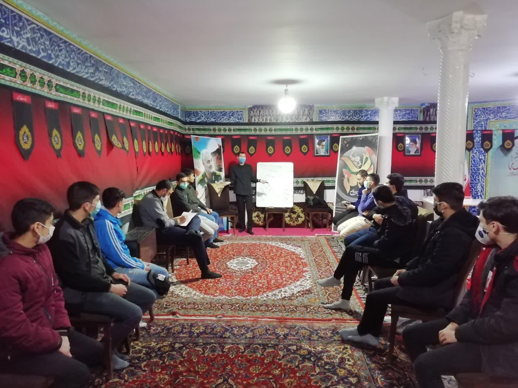 گزارش تصویری | حلقه صالحین جوانان با موضوع بصیرت و روشنگری نه دی