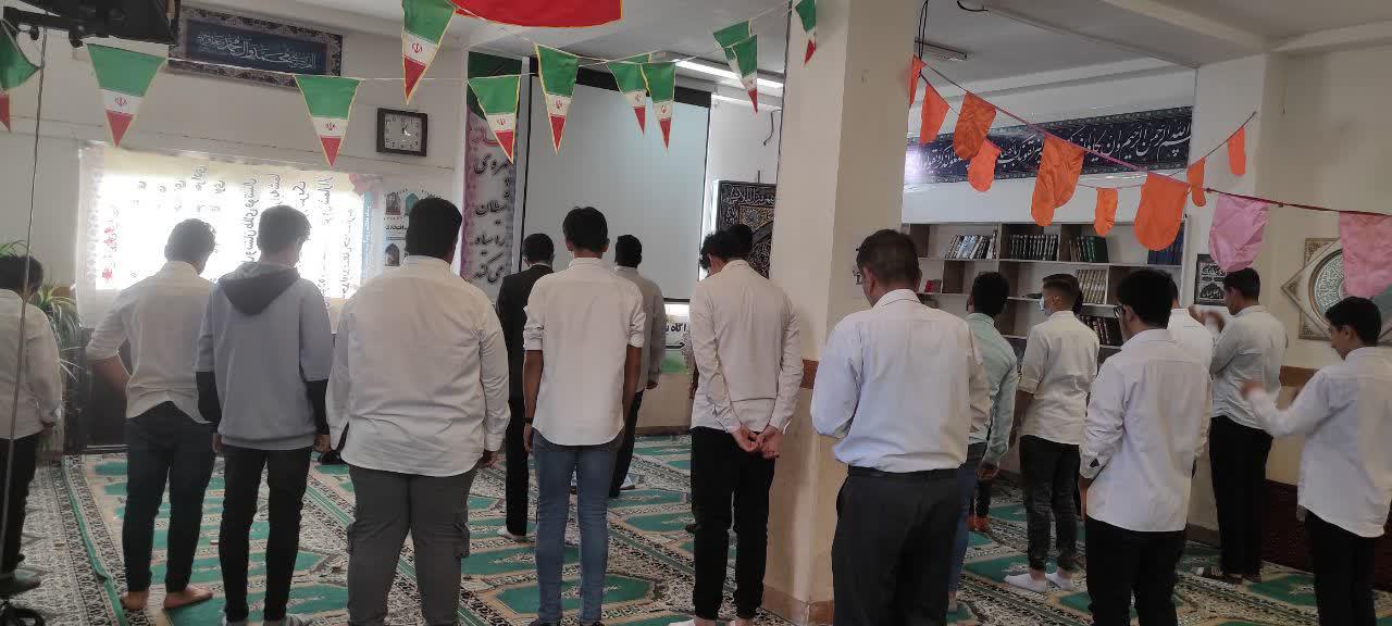 گزارش تصویری | اقامه نمازجماعت در مدرسه یادگار امام